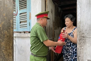 Công an trao tặng bình chữa cháy cho các gia đình 