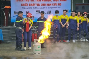 Các em học sinh được trải nghiệm, thực hành phòng cháy chữa cháy và cứu nạn cứu hộ