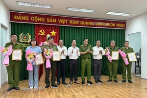 Lãnh đạo huyện Hóc Môn khen thưởng Công an huyện vụ bắt nhóm dùng súng cướp 3,8 tỷ đồng ở ngân hàng. 