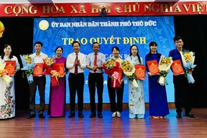 Đồng chí Nguyễn Hữu Hiệp, Ủy viên Ban Thường vụ Thành ủy TPHCM, Bí thư Thành ủy TP Thủ Đức và Chủ tịch UBND TP Thủ Đức Hoàng Tùng tặng hoa chúc mừng các đồng chí nhận nhiệm vụ Phó Chủ tịch UBND các phường trên địa bàn TP Thủ Đức. Ảnh: CHÍ THẠCH