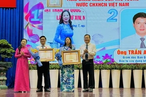 Lãnh đạo TPHCM và quận 11 trao bằng khen của Thủ tướng cho 2 cá nhân ở quận 11 có thành tích xuất sắc. Ảnh: CHÍ THẠCH