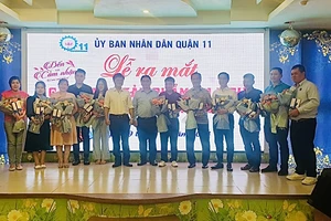 Lãnh đạo quận 11 tặng hoa cho các doanh nghiệp lữ hành và đơn vị tham gia đồng hành thực hiện cẩm nang sản phẩm du lịch đặc trưng, điểm đến quận 11