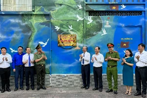 Lãnh đạo TPHCM, Công an TPHCM cùng các đơn vị tại buổi khánh thành công trình bích họa “Việt Nam tươi đẹp” thứ 10