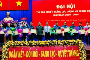 Lãnh đạo Bộ Tư lệnh TPHCM và quận 11 trao giấy khen cho các tập thể có thành tích xuất sắc 