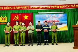 Đại diện Công an TPHCM trao các phần quà cho các chiến sĩ nghĩa vụ có hoàn cảnh khó khăn