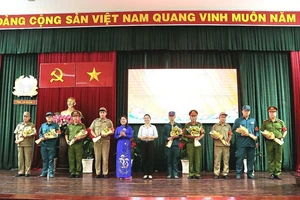 Lãnh đạo quận tặng hoa chúc mừng các thành viên mô hình thí điểm Tổ tuần tra kiểm soát liên phường