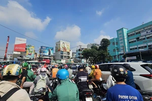 Hàng ngàn phương tiện ùn ứ kéo dài ở bùng binh ngã sáu Công trường Dân Chủ. Ảnh: THU HOÀI 