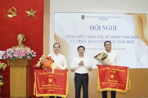 Phó Chủ tịch Thường trực UBND TPHCM Dương Ngọc Hải trao tặng cờ thi đua cho các đơn vị