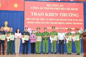 Chủ tịch HĐND TPHCM Nguyễn Thị Lệ cùng lãnh đạo Công an TPHCM, huyện Củ Chi khen thưởng các tập thể, cá nhân. Ảnh: CATP