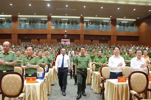 Đại tướng Lương Tam Quang, Ủy viên Bộ Chính trị, Bộ trưởng Bộ Công an; Nguyễn Văn Nên, Ủy viên Bộ Chính trị, Bí thư Thành ủy TPHCM cùng nhiều lãnh đạo dự hội nghị