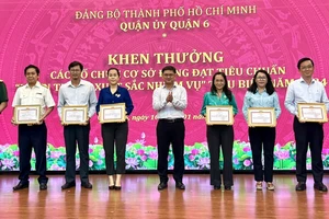 Trưởng Ban Dân vận Thành ủy TPHCM Nguyễn Mạnh Cường trao giấy khen cho các tập thể có thành tích xuất sắc