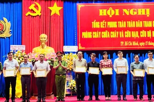 Thiếu tướng Nguyễn Thanh Hưởng, Phó Giám đốc Công an TPHCM trao giấy khen cho các tập thể, cá nhân có thành tích xuất sắc năm 2024