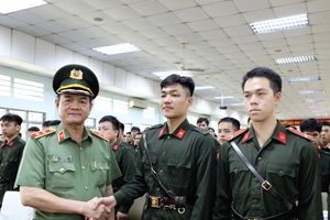 Trung tướng Lê Hồng Nam, Giám đốc Công an TPHCM ân cần động viên các chiến sĩ mới. Ảnh: NGUYỄN TRANG 