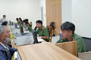 Người dân làm hồ sơ cấp Phiếu LLTP