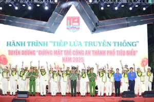 Ban Giám đốc Công an TPHCM trao tặng giấy khen, biểu trưng và hoa cho “Gương mặt trẻ Công an Thành phố tiêu biểu” năm 2025