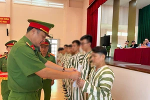 Đại tá Nguyễn Đình Dương, Phó Giám đốc Công an TPHCM trao quyết định đặc xá cho các phạm nhân