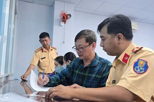 CSGT TPHCM hướng dẫn cho người dân làm thủ tục 