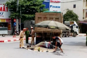 Hiện trường vụ tai nạn giao thông tại ngã tư Xuân Mai, Hà Nội, hôm 8-8 làm 3 người chết trong đó có 1 trẻ em