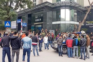 Hàng trăm tài xế công nghệ tụ tập trước cửa hãng Uber đòi giảm chiết khấu