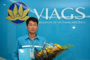 Nhân viên Nguyễn Chí Cường được khen thưởng