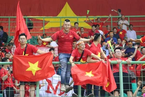 Các cổ động viên Việt Nam trên khán đài trong trận Olympic Việt Nam thắng Olympic Syria 1 - 0. Ảnh: DŨNG PHƯƠNG