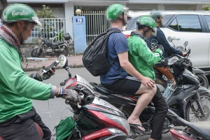 Đề nghị chấm dứt hợp đồng với tài xế Grab Bike sử dụng điện thoại khi lái xe