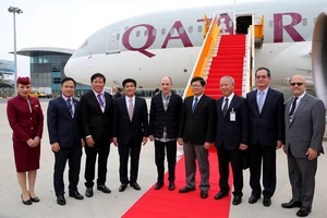 Đại diện lãnh đạo TP Đà Nẵng, Cục HKVN chào mừng đại diện hãng Qatar Airways