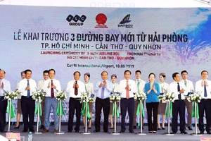 Thủ tướng Nguyễn Xuân Phúc cắt băng khai trương 3 đường bay mới của Bamboo Airways