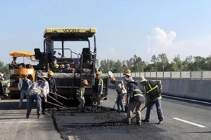 Đại diện Quỹ bảo trì đường bộ cũng cho biết, việc bãi bỏ Quỹ bảo trì đường bộ không có nghĩa là không phải đóng phí sử dụng đường bộ. Ảnh: TTXVN