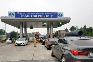 Trạm thu phí trên cao tốc Nội Bài - Lào Cai