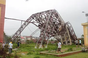 Tháp truyền hình bị gẫy đổ trong mưa bão