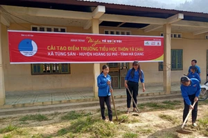 Các hội viên thanh niên tham gia cải tạo điểm trường tiểu học thôn Tà Chải sáng 29-8