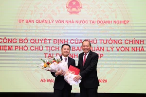 Phó Thủ tướng Thường trực Chính phủ Trương Hoà Bình trao quyết định và tặng hoa cho ông Nguyễn Ngọc Cảnh