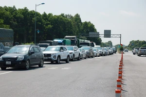 Ùn ứ nhẹ tại cao tốc Nội Bài - Lào Cai thời điểm bắt đầu chỉ thu phí không dừng