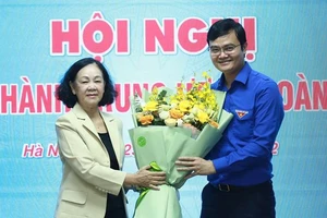 Đồng chí Trương Thị Mai tặng hoa chúc mừng tân Bí thư thứ nhất Trung ương Đoàn Bùi Quang Huy