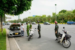 Tài xế taxi dừng đỗ không đúng quy định tại sân bay bị nhắc nhở 