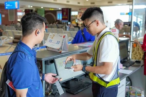 Làm thủ tục bay tại Cảng HKQT Nội Bài