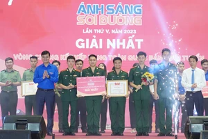 Ban Thanh niên Quân đội giành giải Nhất tập thể. Ảnh: VIẾT CHUNG