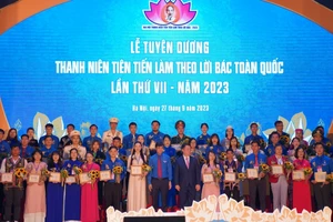 Lễ tuyên dương thanh niên tiêu biểu làm theo lời Bác năm 2023. Ảnh: VIẾT CHUNG