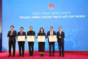 Trung ương Đoàn trao tặng bằng khen cho các cá nhân đóng góp tích cực vào chương trình "Chuyển đổi số vì sức khỏe phổi"