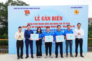 Lễ gắn biển "Công trình thanh niên xây dựng cầu Tô Lịch thuộc Dự án xây dựng đường Vành đai 4 - Vùng Thủ đô”