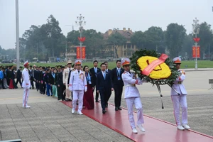 Đại biểu dự Đại hội Đại biểu toàn quốc Hội LHTN Việt Nam vào Lăng viếng Chủ tịch Hồ Chí Minh (ảnh VIẾT CHUNG) 