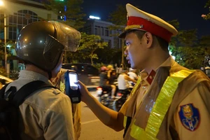 Công an đang tiến hành thổi nồng độ cồn