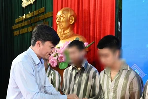 Bí thư Trung ương Đoàn Nguyễn Minh Triết trao quà cho các phạm nhân có hoàn cảnh khó khăn, rèn luyện và cải tạo tốt