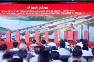 Thủ tướng Phạm Minh Chính dự lễ khởi công xây dựng tuyến đường cao tốc Nam Định - Thái Bình. Ảnh: VIẾT CHUNG