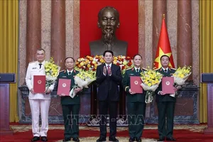 Chủ tịch nước trao quyết định thăng cấp bậc hàm cho 4 sỹ quân cap cấp quân đội và công an. Ảnh TTXVN