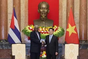 Chủ tịch nước Lương Cường và Chủ tịch Quốc hội Chính quyền nhân dân và Hội đồng Nhà nước Cuba Esteban Lazo Hernández. Ảnh: VIẾT CHUNG