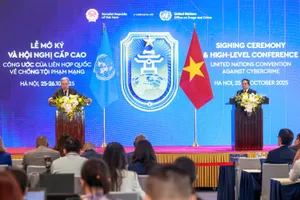Thủ tướng Phạm Minh Chính cùng Tổng thư ký Liên hợp quốc gặp gỡ báo chí sau lễ mở ký Công ước Hà Nội. Ảnh: QUANG PHÚC
