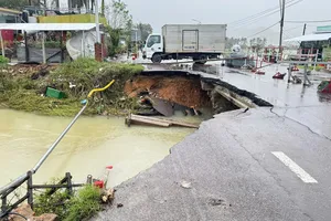 Vị trí sạt lở trên Quốc lộ 1 đoạn qua tỉnh Bình Định ngày 21-11. Ảnh: Cục Đường bộ Việt Nam