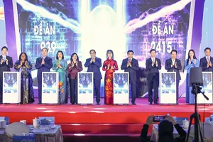 Thủ tướng Chính phủ và các đại biểu bấm nút triển khai Đề án Hỗ trợ phụ nữ khởi nghiệp giai đoạn 2026-2035. Ảnh: VIẾT CHUNG